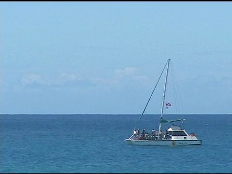 在蓝色的海洋上航行视频素材