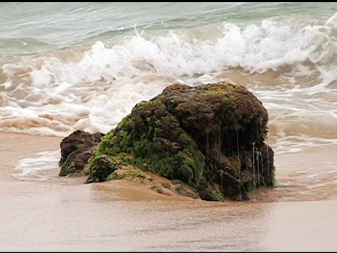 波浪冲击着岩石视频素材