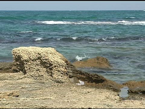 地中海上的海浪和岩石视频素材