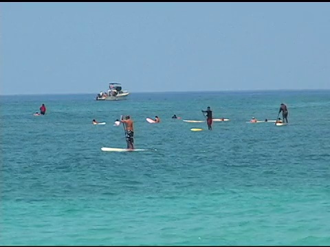 划着桨去冲浪视频素材