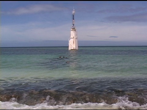 波浪拍打着海岸视频素材