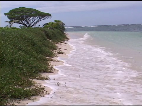 海浪冲刷着白色的沙滩视频素材