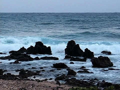 海浪翻滚着冲到夏威夷的岩石海岸。视频素材