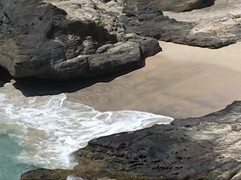 海浪冲刷着夏威夷一个僻静的海滩。视频素材