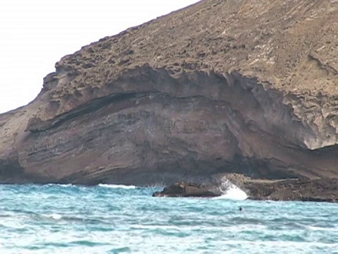 海浪冲击着多岩石的海岸视频素材