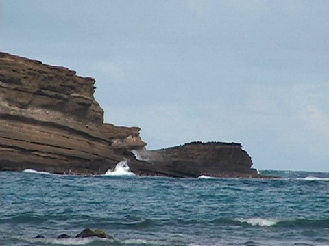 海浪冲击着哈瑙马湾的岩石海岸视频素材