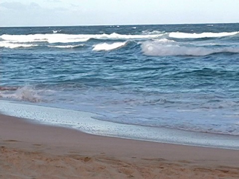 海浪冲上了沙滩视频素材