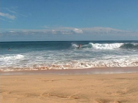 海滩冲浪。视频素材