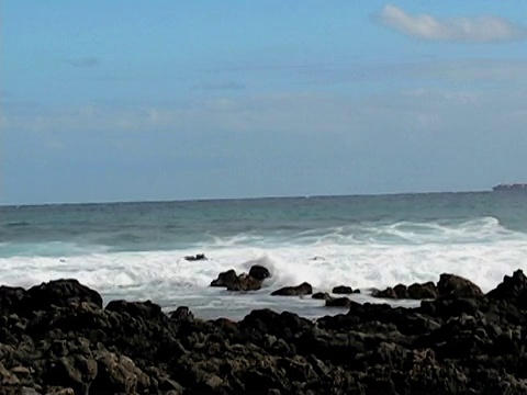 有波浪的岩石海滩视频素材