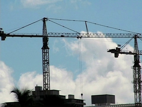 蓝天下的建筑起重机视频下载