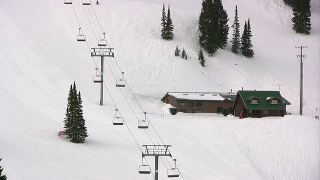 冬季景观滑雪缆车和小屋视频素材