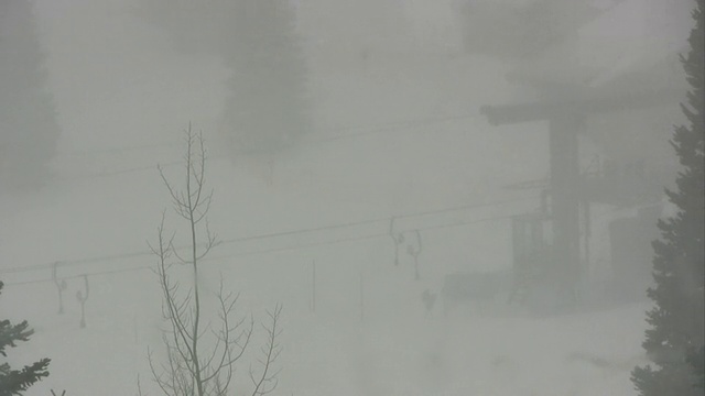 冬季景观与滑雪缆车在暴风雪期间视频素材