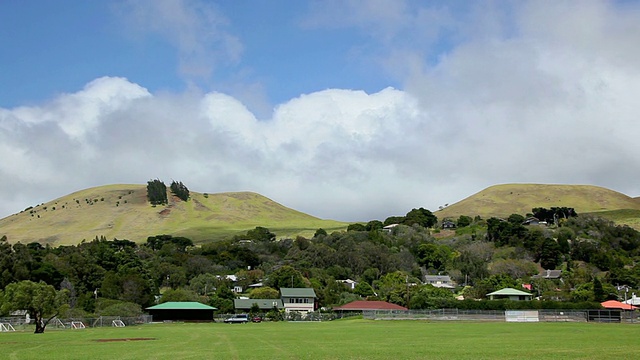 WS T/L以山为背景的小镇/ Waimea， (Kamuela)，夏威夷，大岛，美国视频素材