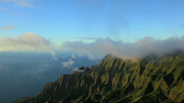 从Puu O Kila观看Kalalau山谷，背景是Napali海岸/ Waimea, Kalalau山谷，考艾岛，夏威夷，美国视频素材