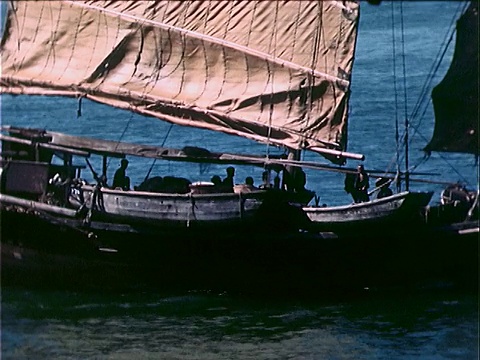 1939年一艘中型舢板船通过港口/香港视频素材