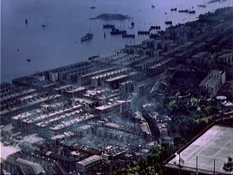 1939年香港密集工业区附近的港湾内高角度宽船视频素材