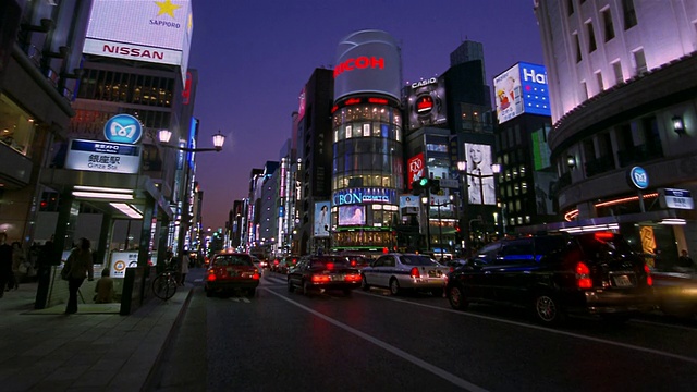 日本东京市区夜间交通状况视频素材