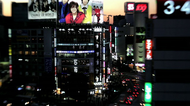 日本东京市中心新宿Lensbaby的夜间道路交通视频素材