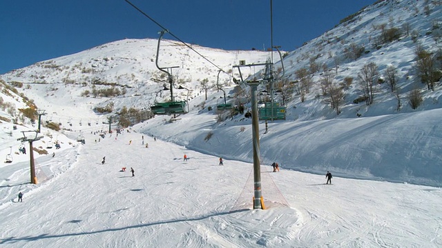 冬季人们在滑雪场滑雪/伊萨雷尔上加利利的赫尔蒙山视频素材