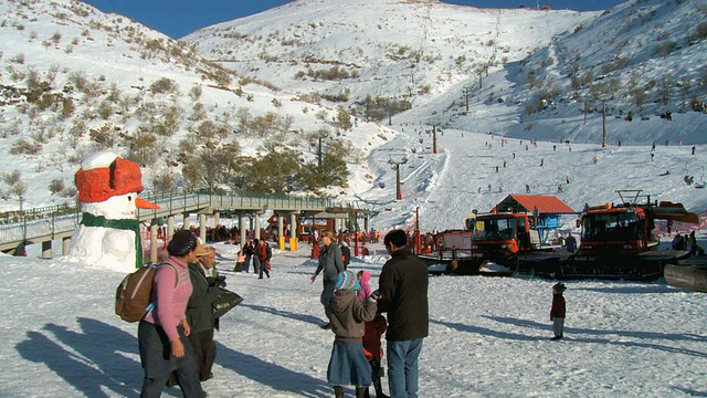 在冬季滑雪胜地的游客/赫尔蒙山，上加利利，伊萨雷尔视频素材