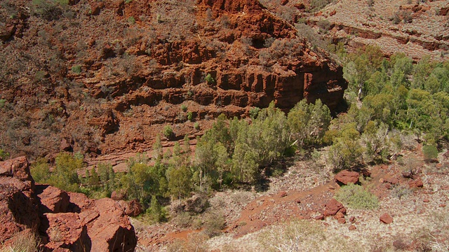 在Karijini国家公园/ Karijini，澳大利亚西澳大利亚的游客在山谷的风景视频素材