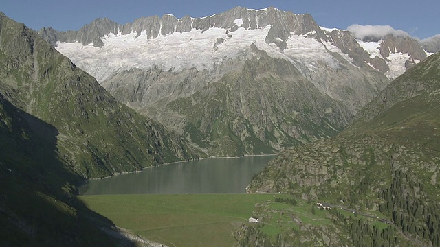 WS POV湖上的山景GÃ¶schneralpsee / Abfrutt, Uri，瑞士视频素材