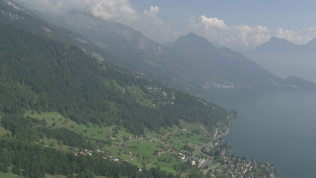 WS POV over VierwaldtstÃ ttersee over lake / Weggis，尼德瓦尔登，瑞士视频素材