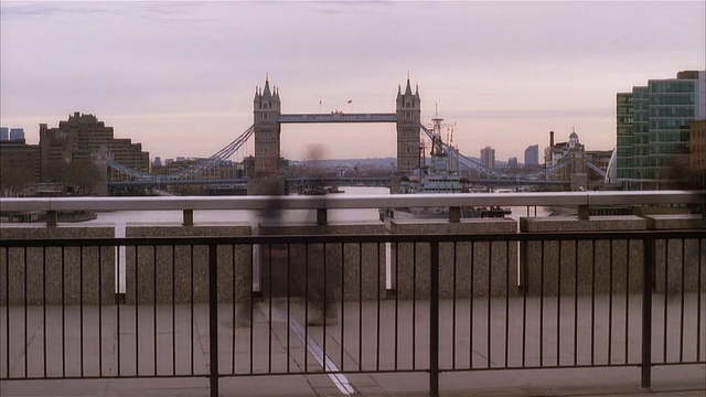 T/L, MS, People crossing bridge, Tower bridge背景，英国伦敦视频素材