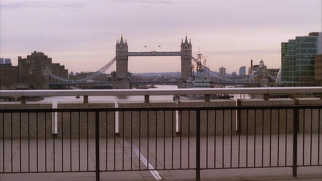 T/L, MS, People crossing bridge, Tower bridge背景，英国伦敦视频素材