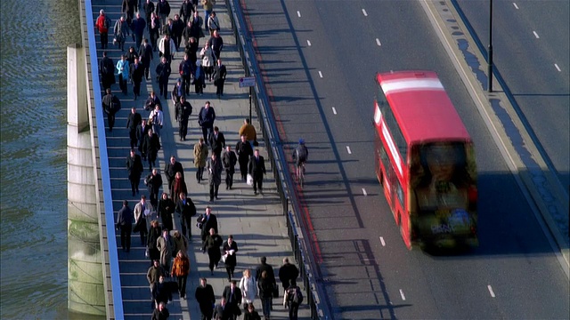 MS, HA, Traffic on bridge，英国伦敦视频素材