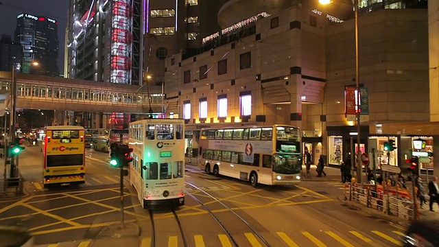 WS POV从移动的电车/中国香港看市中心的交通状况视频素材