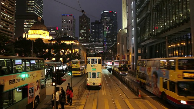 WS POV从移动的电车/中国香港看市中心的交通状况视频素材