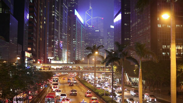 WS HA繁忙交通的夜景/中国香港视频素材