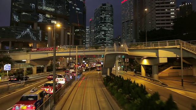 WS POV从移动的电车/中国香港看市中心的交通状况视频素材