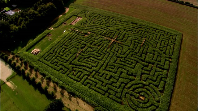 英国格洛斯特郡Hidcote Manor Garden的AERIAL, Hedge迷宫视频素材