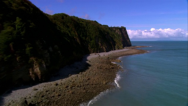 低空飞行，岩石海岸，德文郡，英格兰视频素材