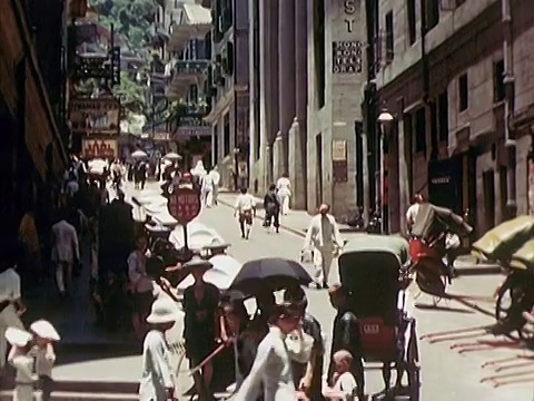 1939年香港繁忙十字路口的交通和行人视频素材