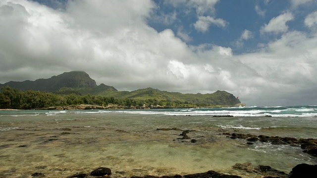 WS T/L TU背景为山的潮池视图/ Poipu，考艾岛，夏威夷，美国视频素材