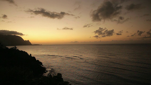 太平洋海岸线与巴厘岛海，马卡纳峰日落/普林斯维尔，考艾岛，夏威夷，美国视频素材