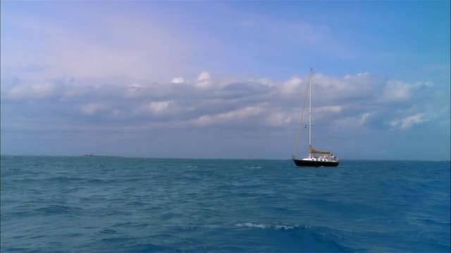 宽镜头帆船漂浮在海浪上/港湾岛，巴哈马视频素材