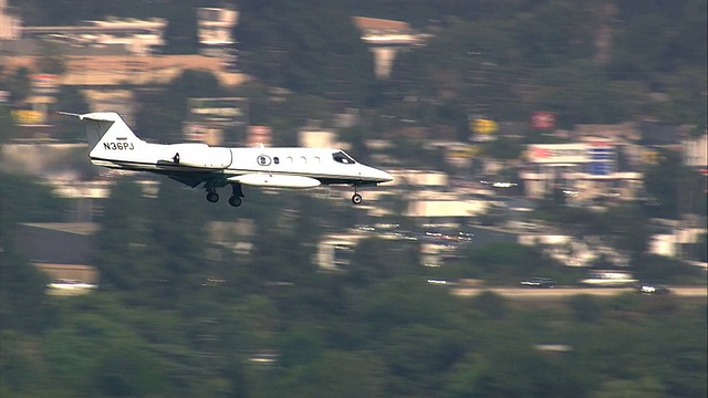 与美国加州洛杉矶国际机场的李尔喷气机(Lear Jet)进行空中运输视频素材