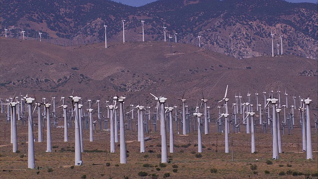 沙漠风电场的空中TS LA / Tehachapi Pass，加利福尼亚，美国。视频素材