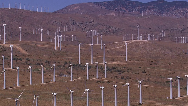 沙漠风电场的空中TS LA / Tehachapi Pass，加利福尼亚，美国。视频素材