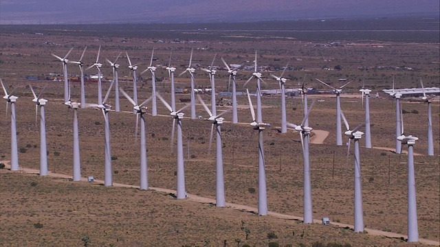 沙漠风电场的空中TS LA ECU / Tehachapi Pass，加利福尼亚，美国。视频素材