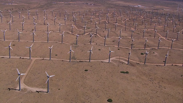 沙漠风电场空中HA MS / Tehachapi Pass，加利福尼亚，美国。视频素材