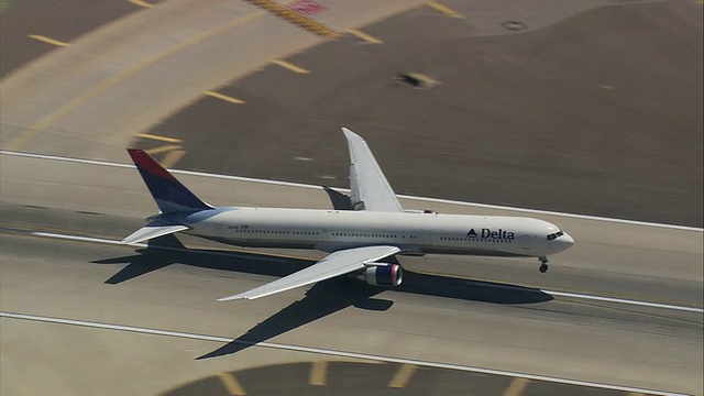 从洛杉矶国际机场起飞的达美航空喷气客机，美国加州视频素材