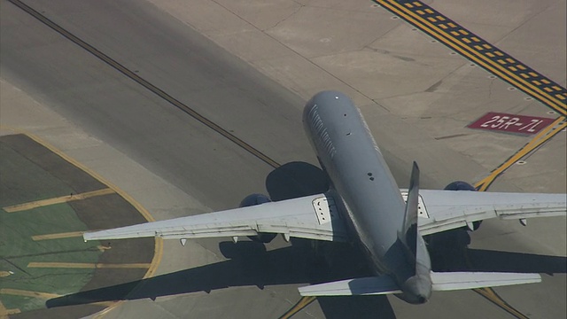 航空MS HA洛杉矶国际机场，联合航空喷气客机在跑道上滑行/美国加州视频素材