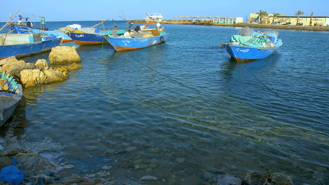 埃及红海海岸，渔民坐在红海湾/赫尔加达的船上视频素材