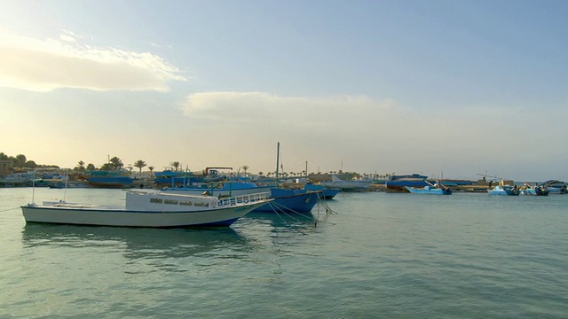 埃及红海海岸，红海湾/赫尔加达的渔船视频素材