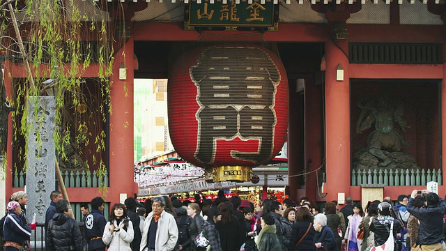 浅草/东京浅草寺Kaminari门上的MS人，日本东京视频素材